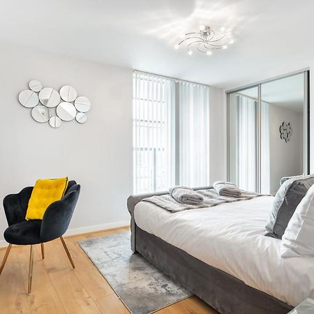Stunning Apartment With Underground Parking! Londra Exterior foto