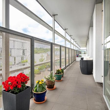 Stunning Apartment With Underground Parking! Londra Exterior foto