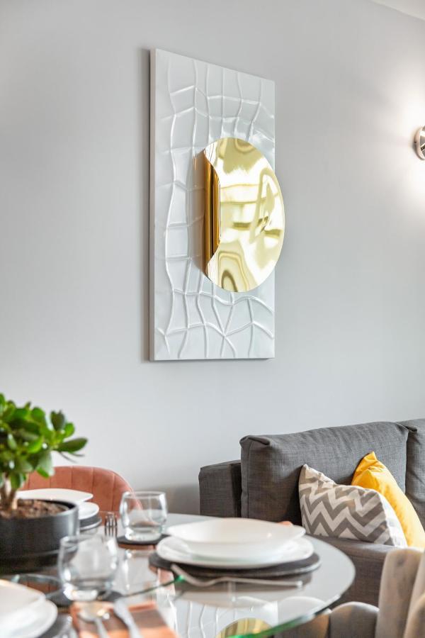 Stunning Apartment With Underground Parking! Londra Exterior foto