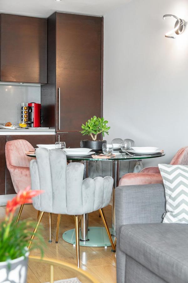 Stunning Apartment With Underground Parking! Londra Exterior foto