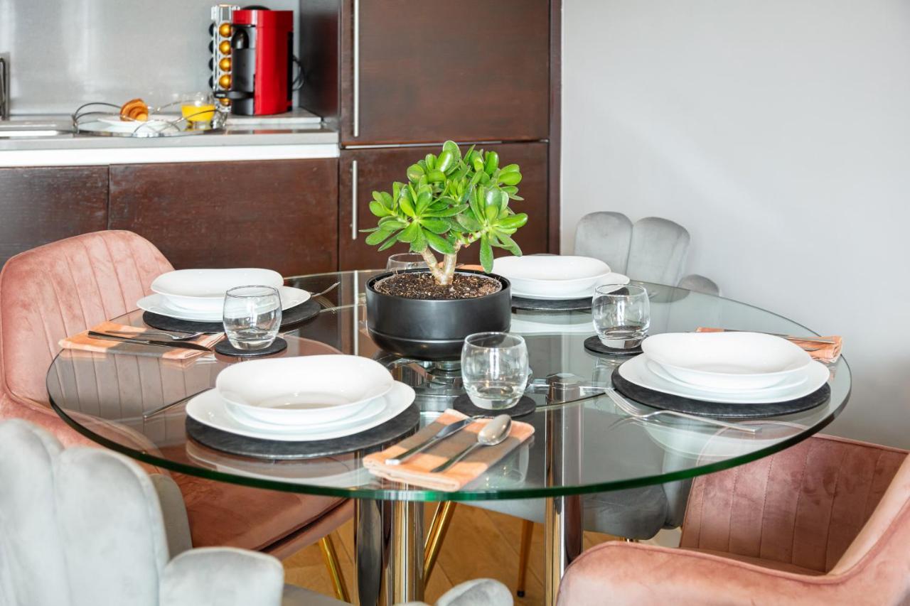 Stunning Apartment With Underground Parking! Londra Exterior foto