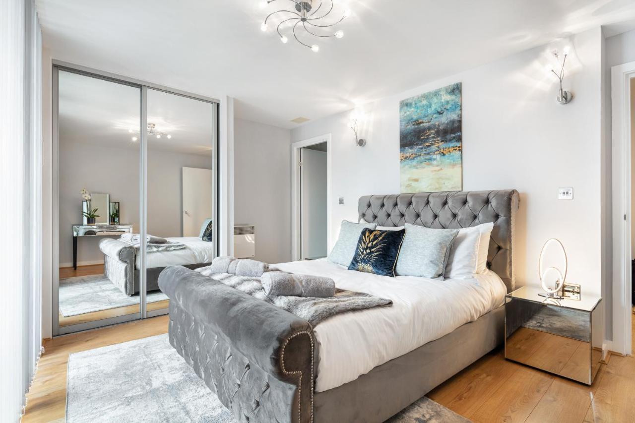 Stunning Apartment With Underground Parking! Londra Exterior foto