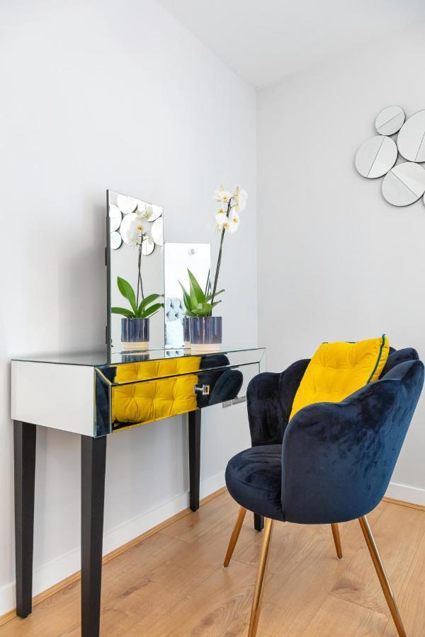Stunning Apartment With Underground Parking! Londra Exterior foto