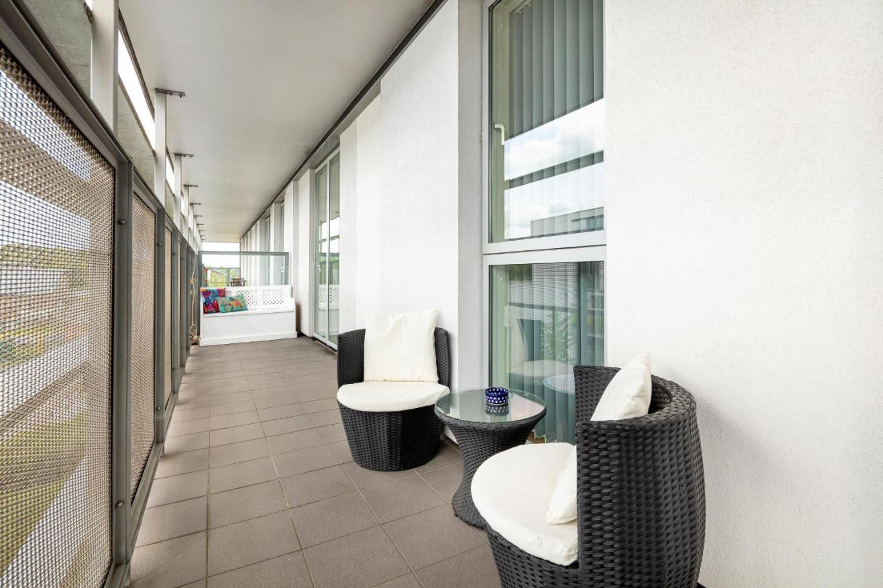 Stunning Apartment With Underground Parking! Londra Exterior foto