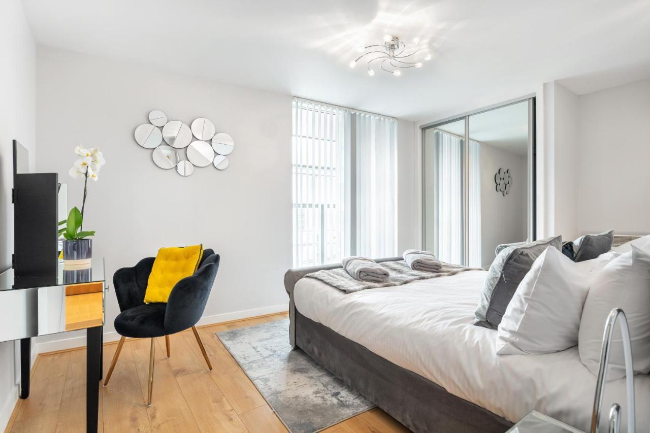 Stunning Apartment With Underground Parking! Londra Exterior foto