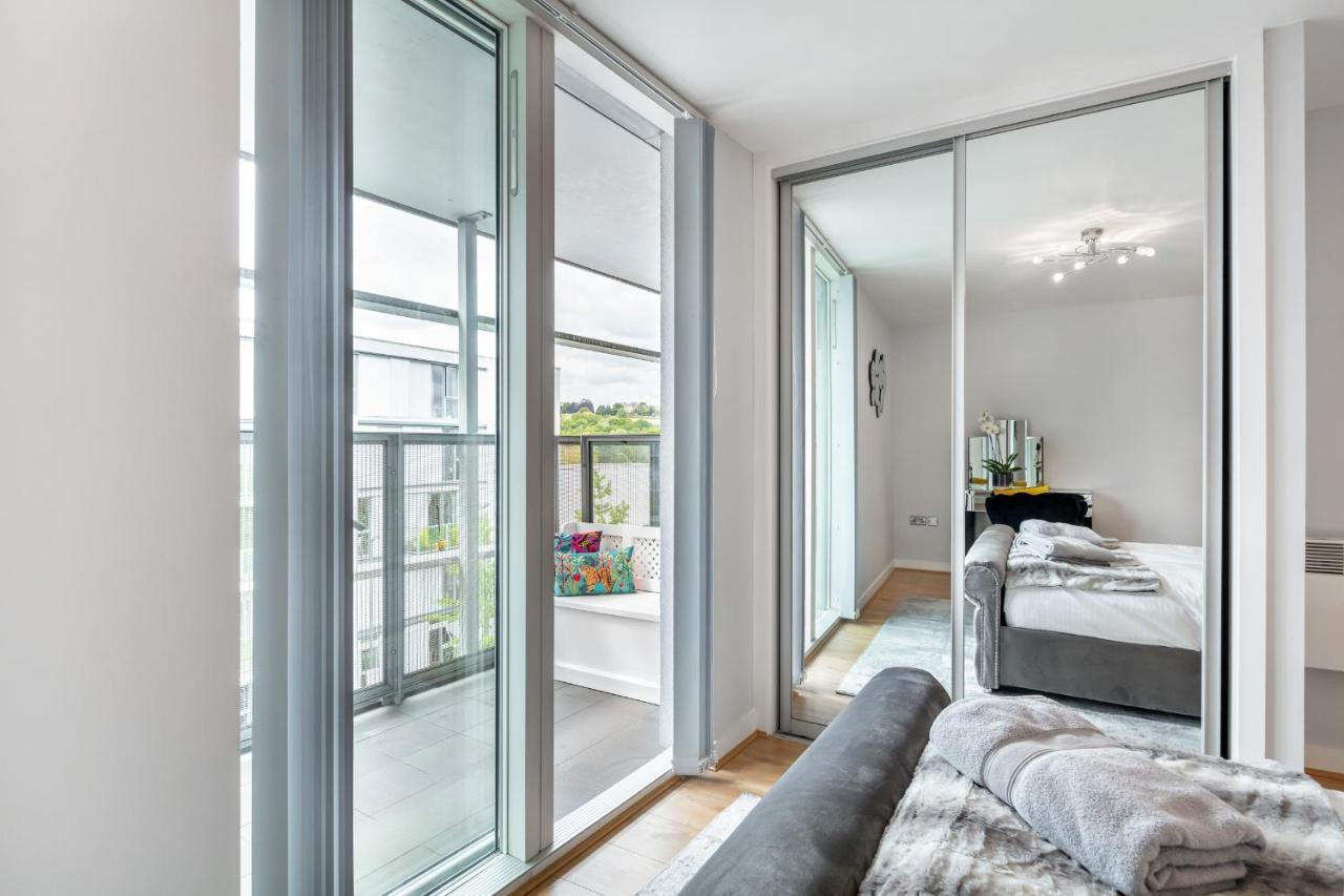 Stunning Apartment With Underground Parking! Londra Exterior foto