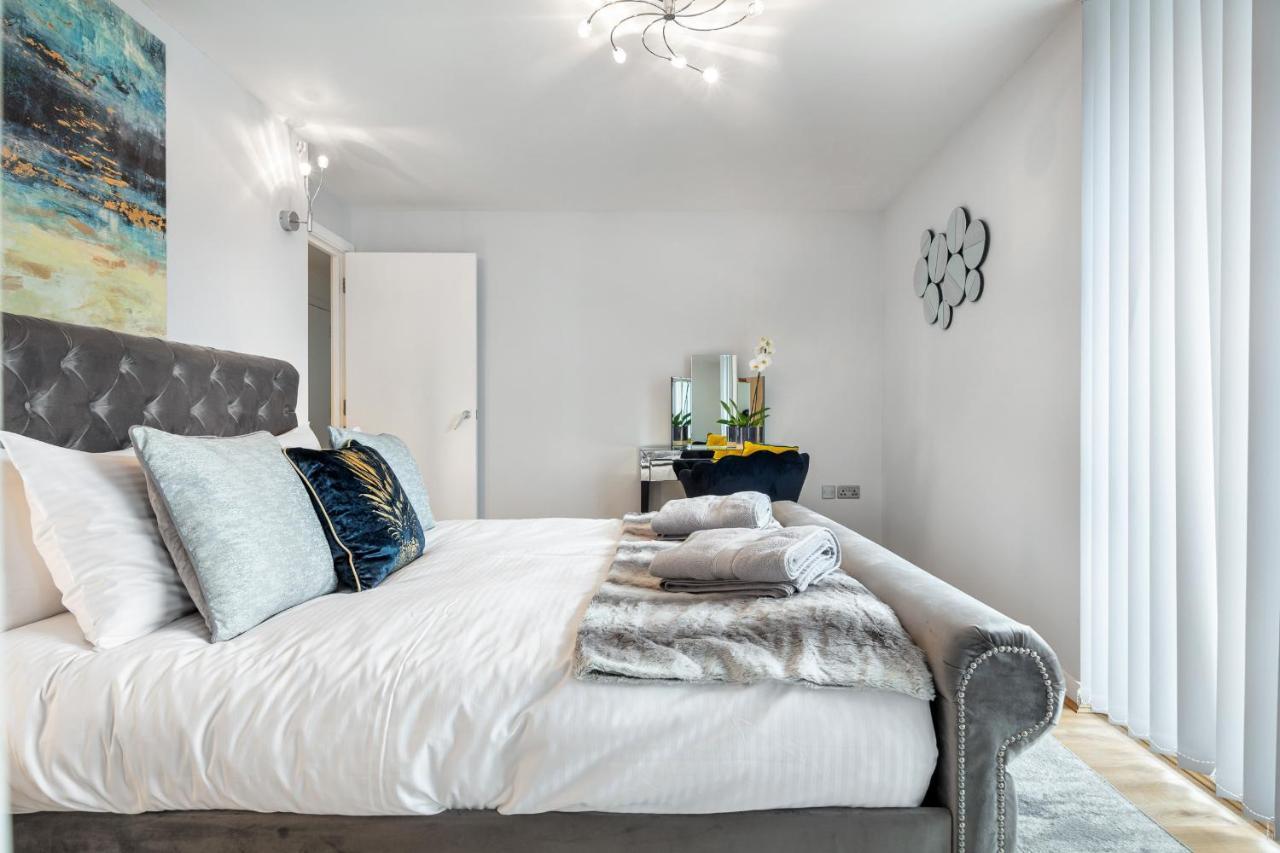 Stunning Apartment With Underground Parking! Londra Exterior foto