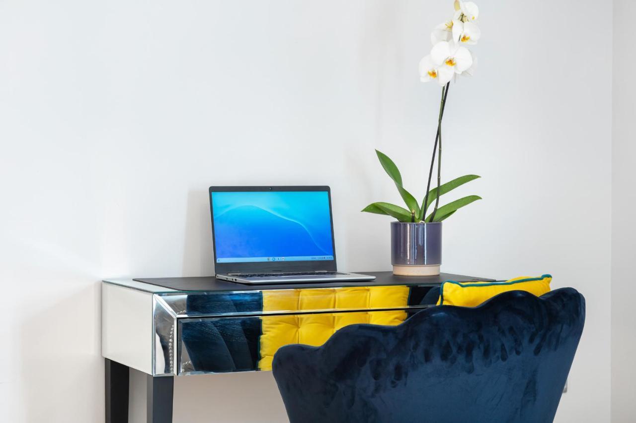 Stunning Apartment With Underground Parking! Londra Exterior foto