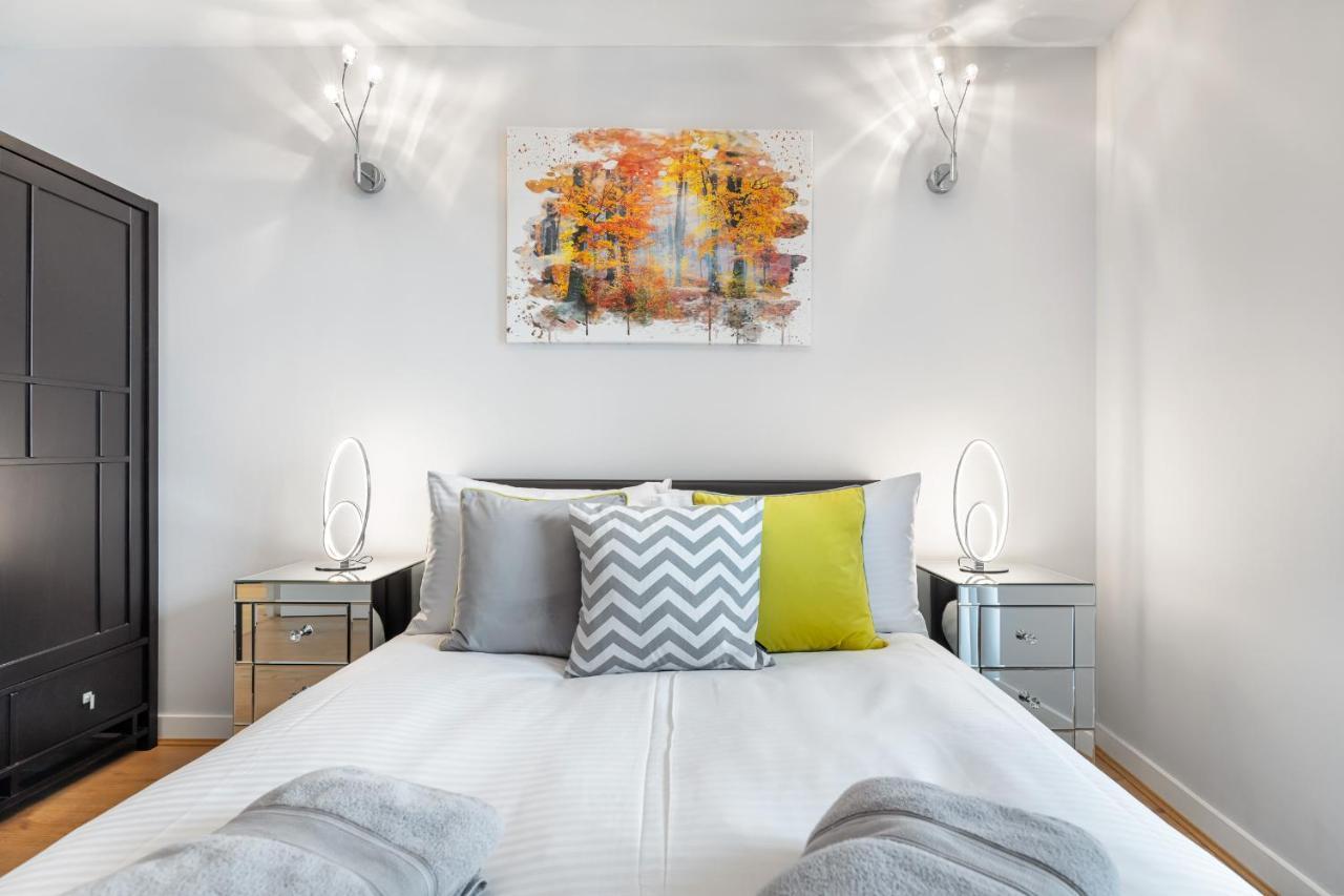 Stunning Apartment With Underground Parking! Londra Exterior foto