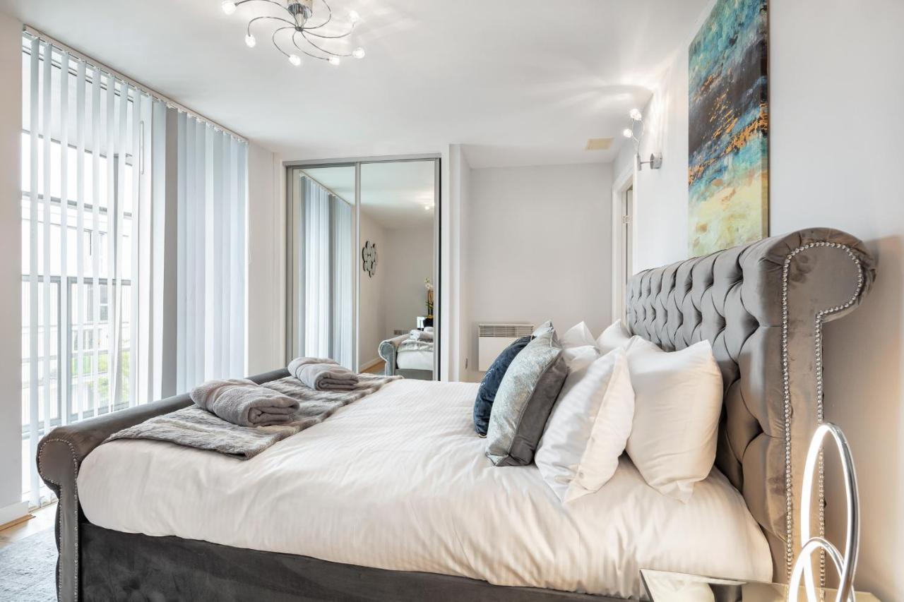 Stunning Apartment With Underground Parking! Londra Exterior foto