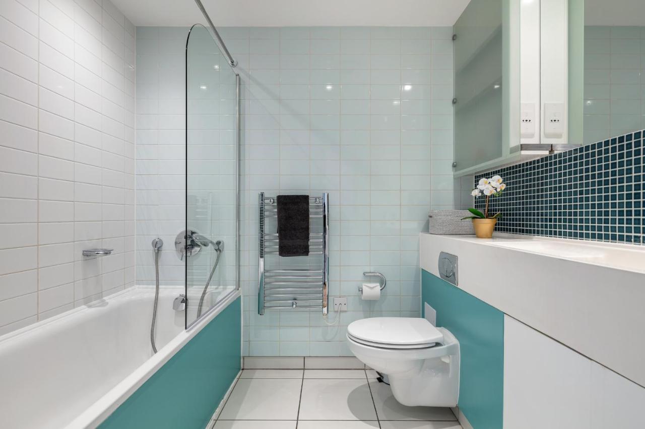 Stunning Apartment With Underground Parking! Londra Exterior foto