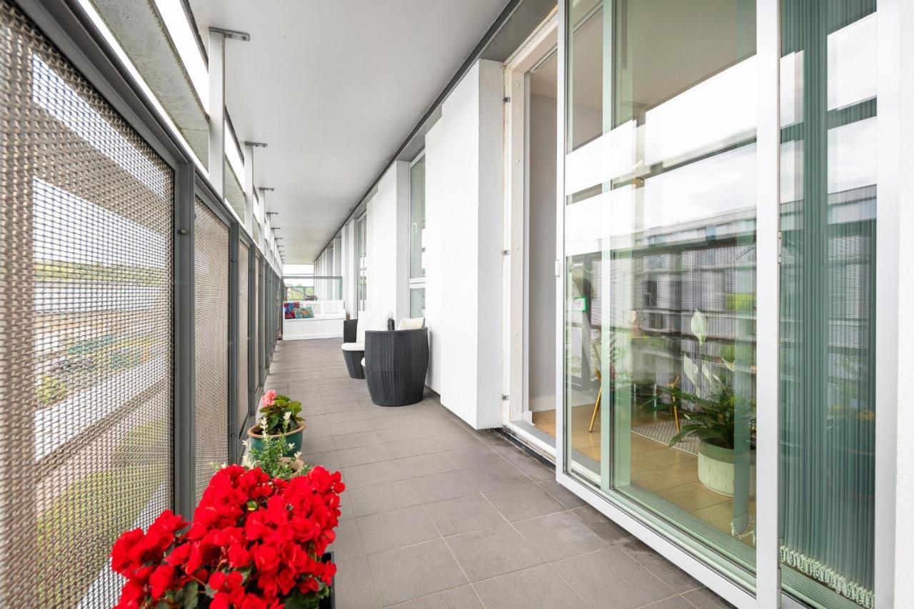 Stunning Apartment With Underground Parking! Londra Exterior foto