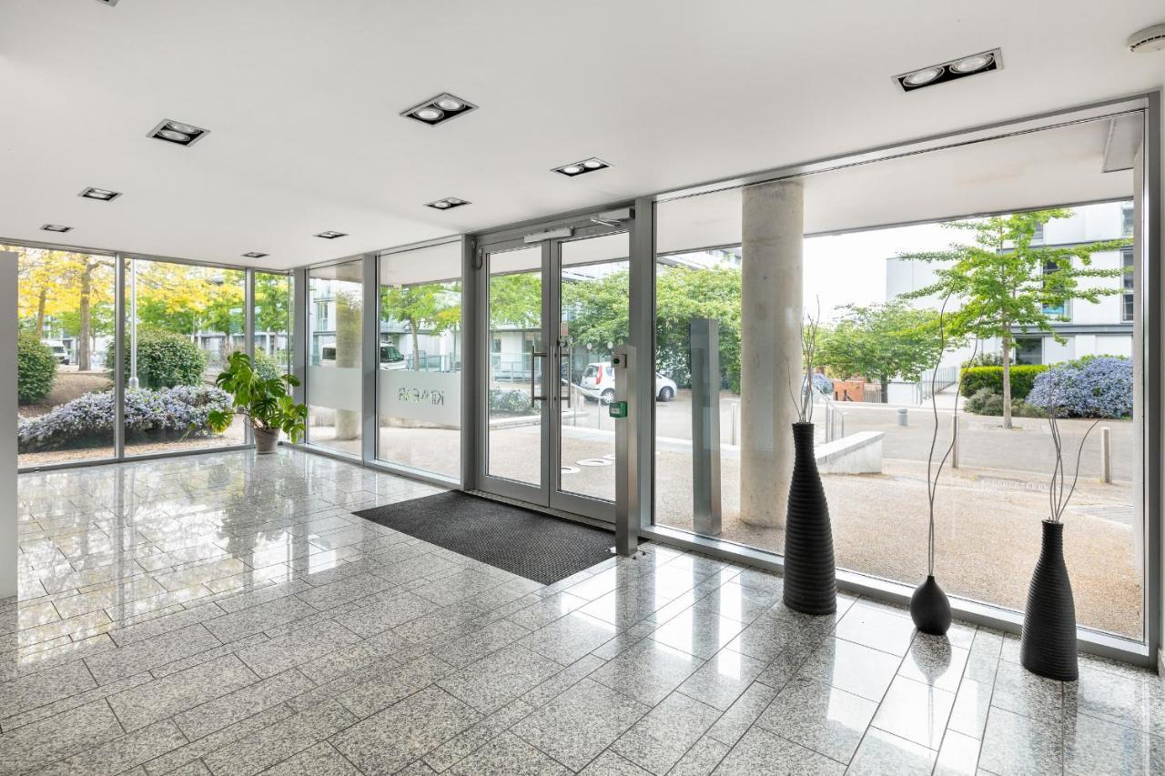 Stunning Apartment With Underground Parking! Londra Exterior foto